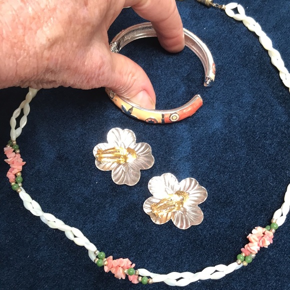 Mother of Pearl Beads, coral & small jade beads Necklace, earrings and bracelet - Picture 4 of 16